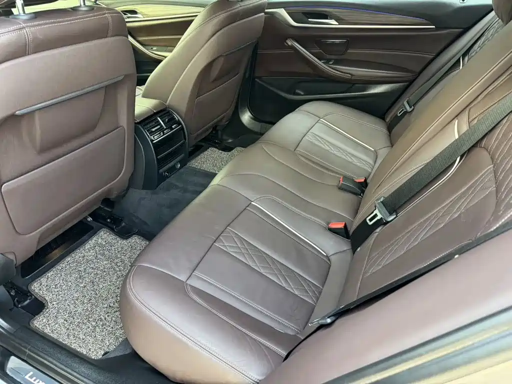 BMW 5 Series — миниатюра 7