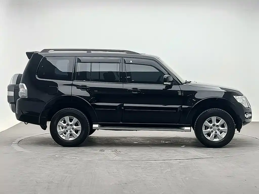 Mitsubishi Pajero (Import) — миниатюра 3