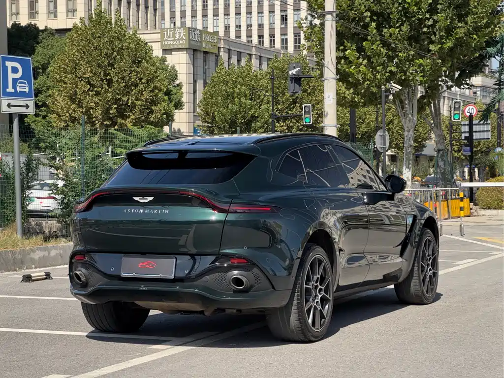ASTON MARTIN DBX