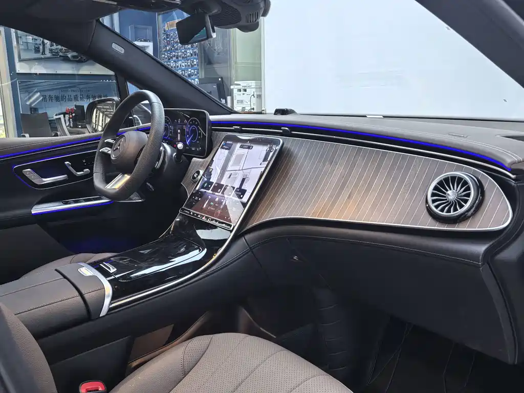 Mercedes-Benz EQE SUV — миниатюра 10
