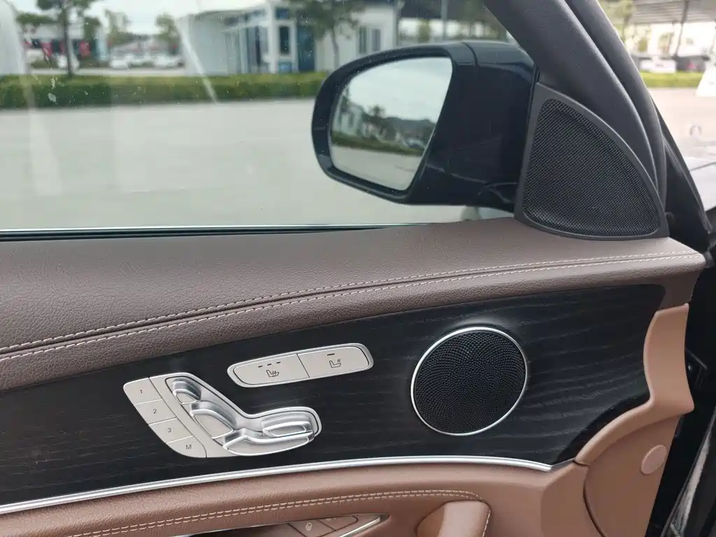 Mercedes-Benz E-Class — миниатюра 4
