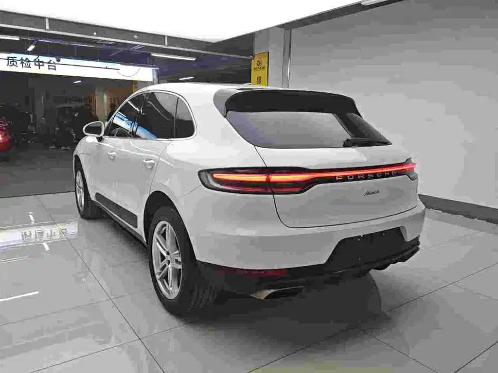 PORSCHE MACAN