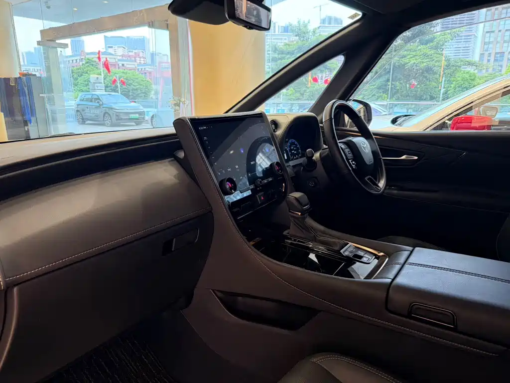 Toyota Alphard — миниатюра 8