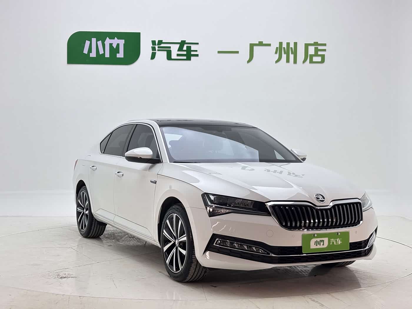 Skoda Superb 1.4 л 2023 г. Белый, пробег 25000 км