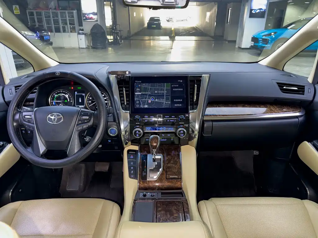 Toyota Alphard — миниатюра 18