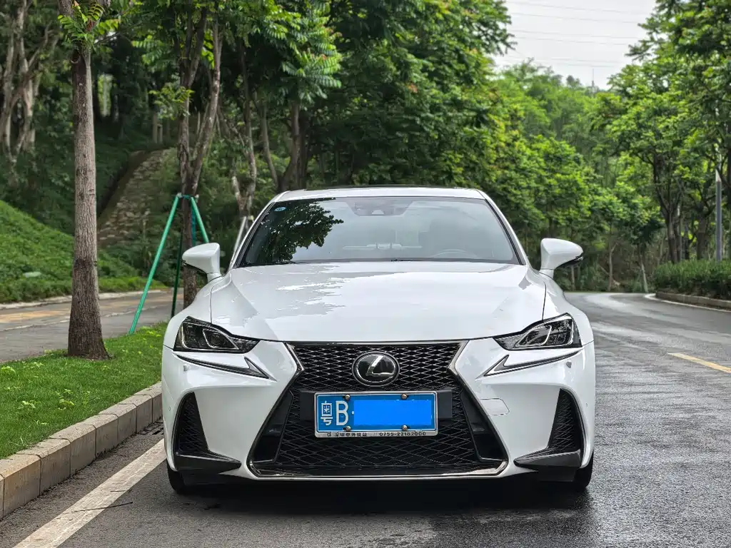 Lexus IS 2019