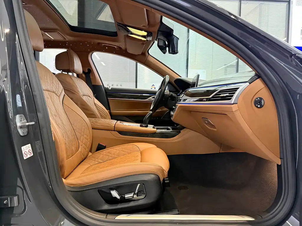 BMW 7 Series — миниатюра 8