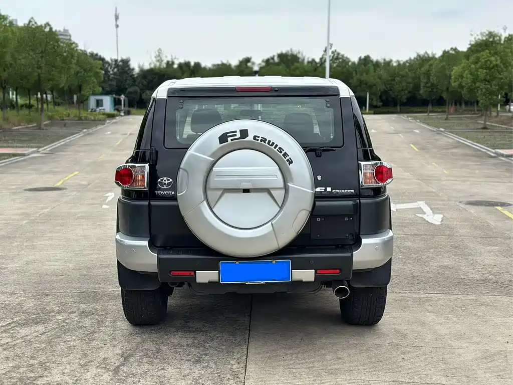 Toyota FJ Cruiser — миниатюра 5
