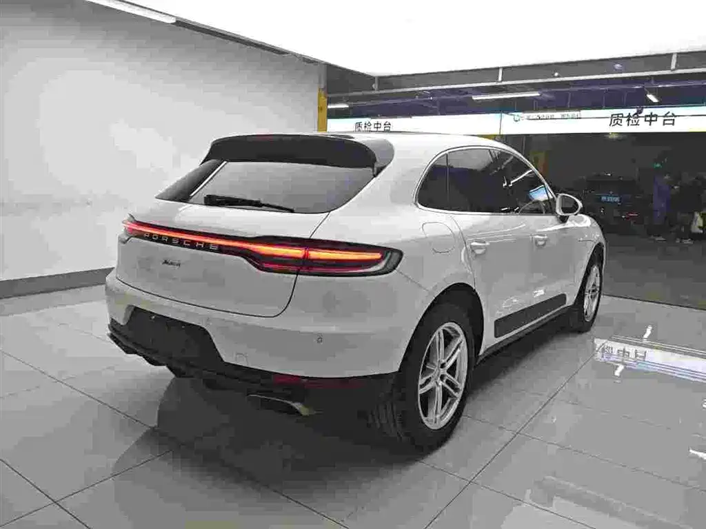 PORSCHE MACAN