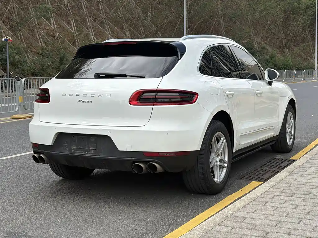 PORSCHE MACAN