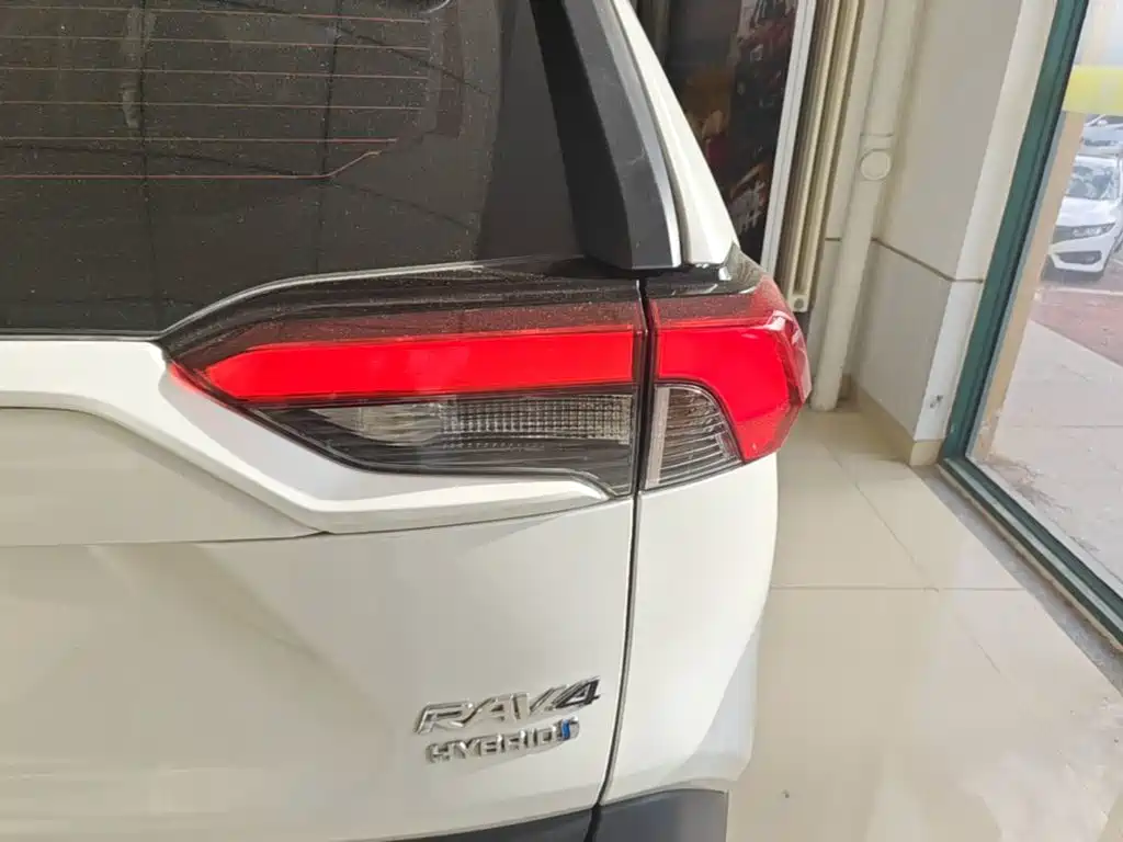 Toyota RAV4 — миниатюра 8