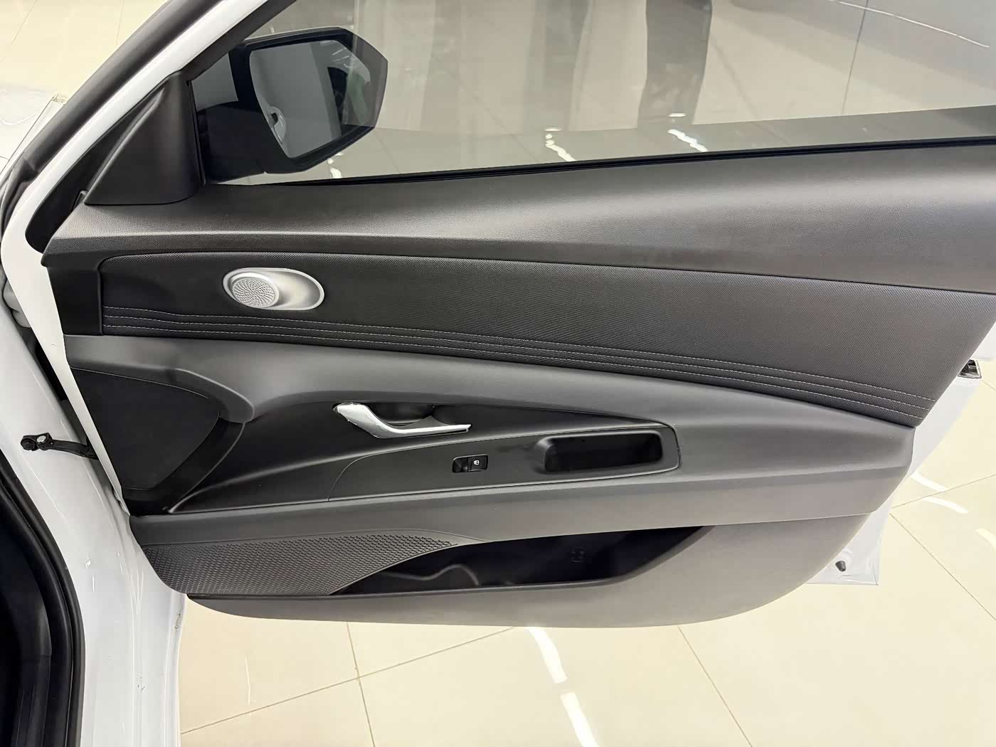 Hyundai Elantra 1.5 л 2023 г. Белый, пробег 40000 км