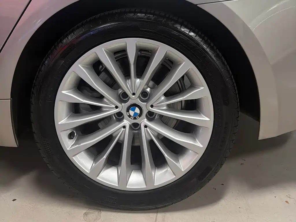 BMW 5 Series — миниатюра 15