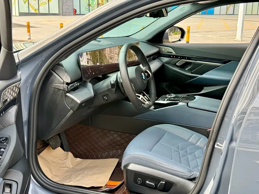 BMW 5 Series — миниатюра 4