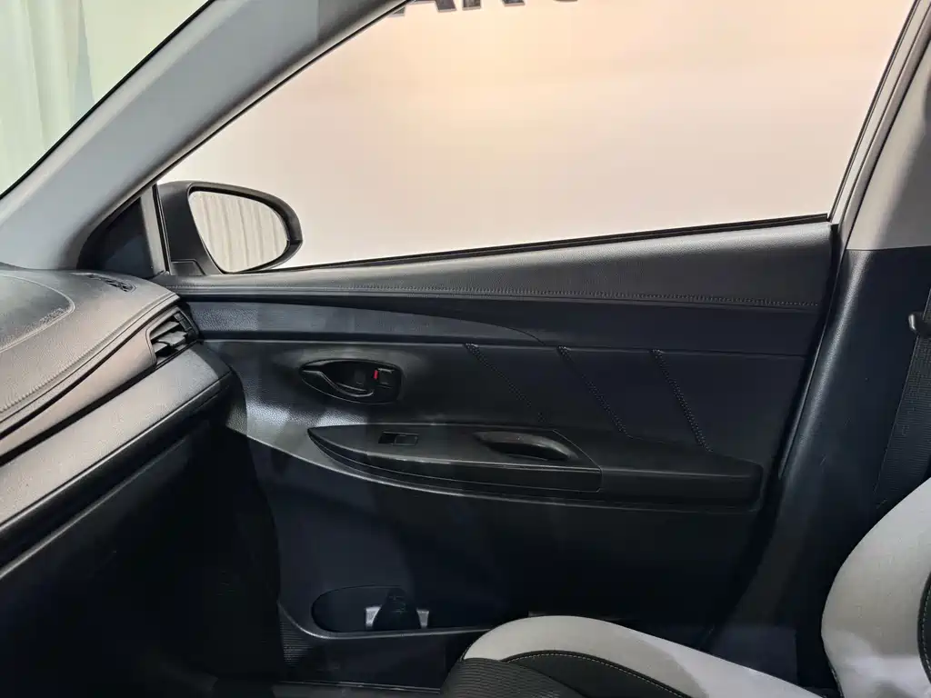 Toyota Yaris L - фото 14