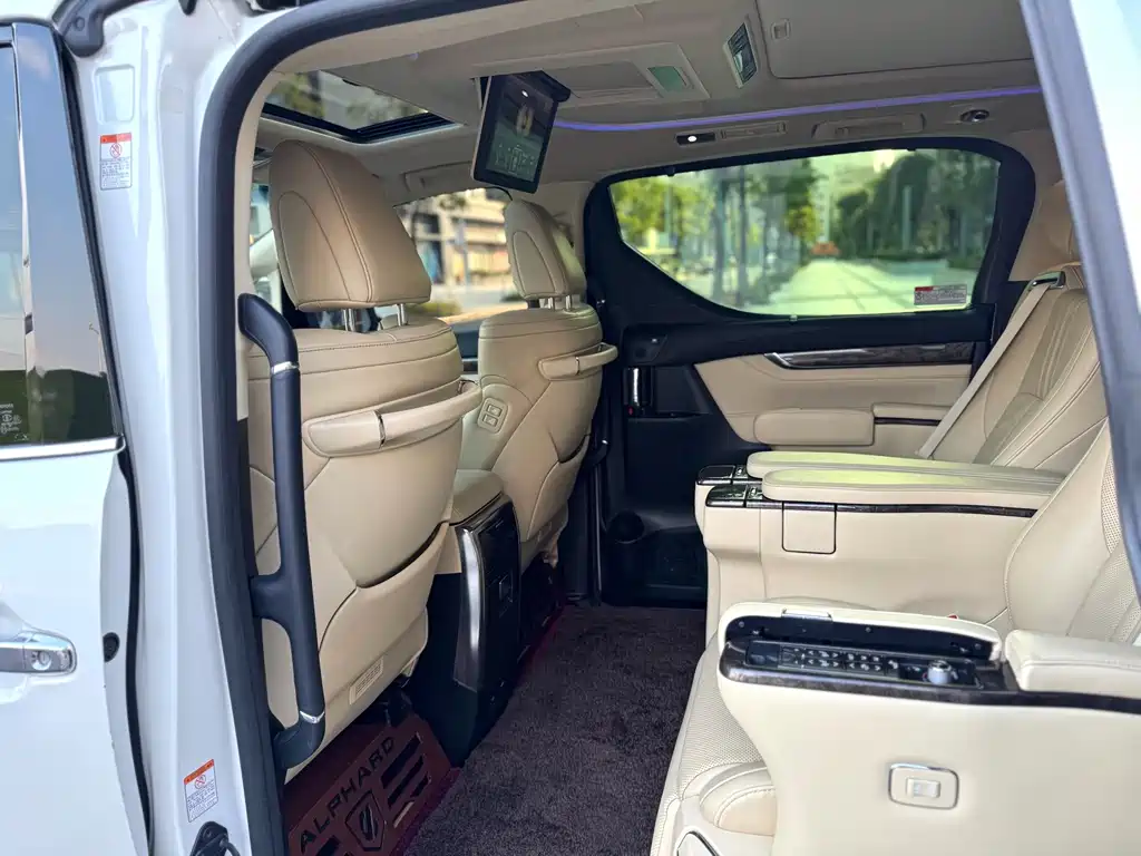 Toyota Alphard — миниатюра 5