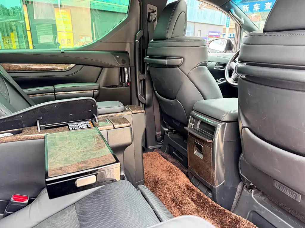 Toyota Alphard — миниатюра 18