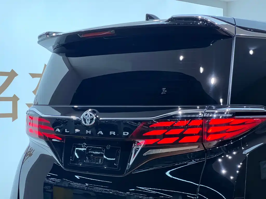 Toyota Alphard — миниатюра 8