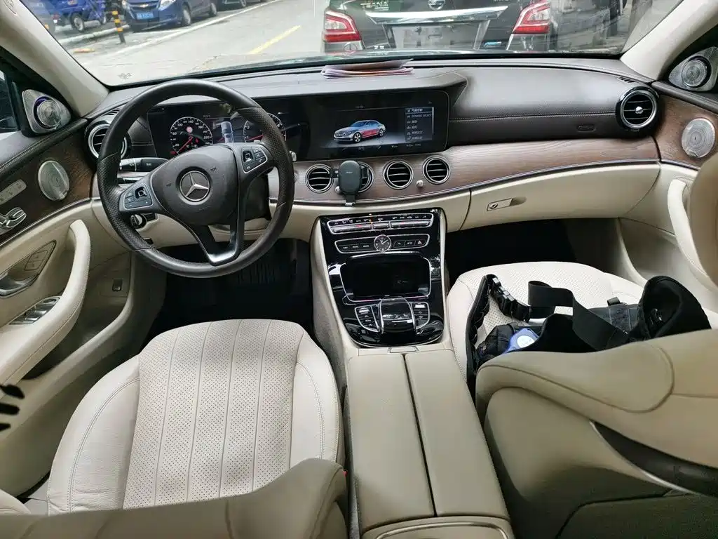 Mercedes-Benz E-Class — миниатюра 10