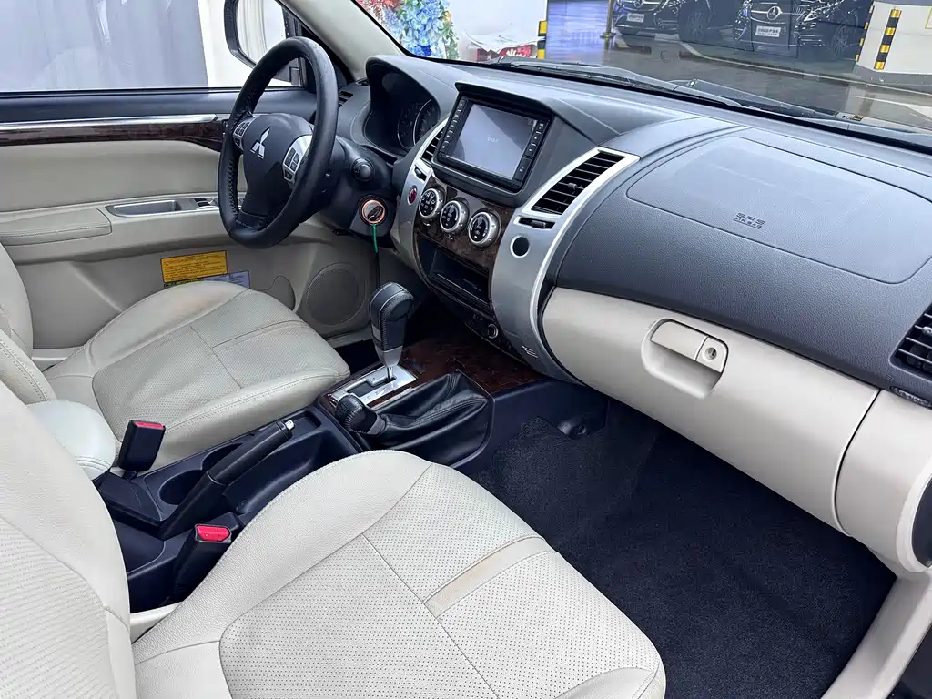 Mitsubishi Pajero Sport — миниатюра 9