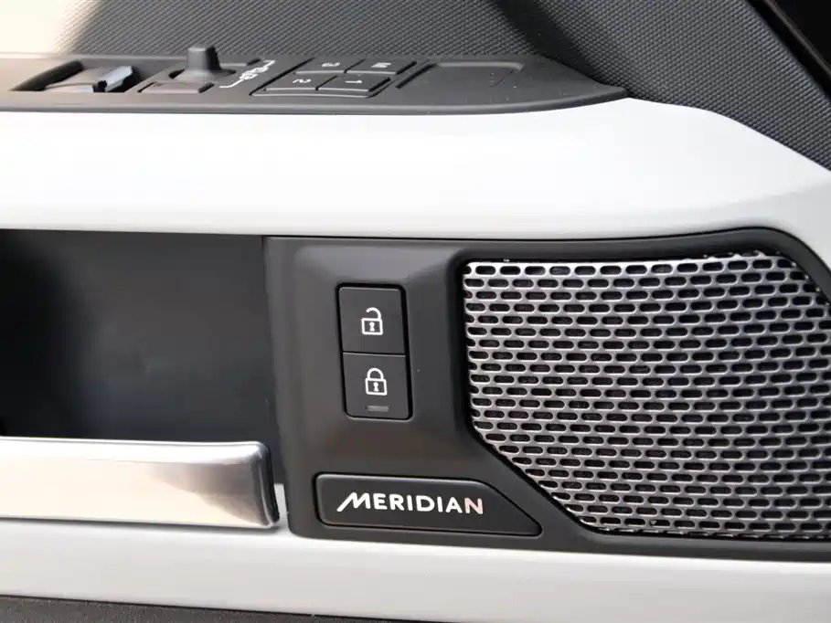 Land Rover Defender — миниатюра 18