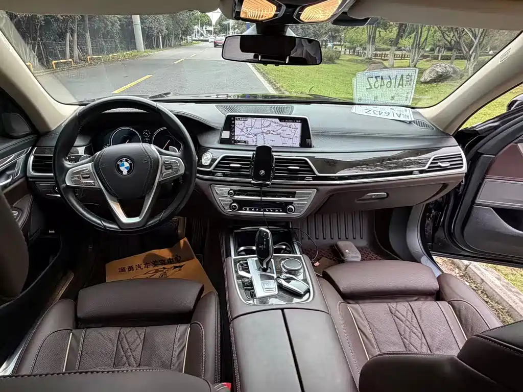 BMW 7 Series — миниатюра 15