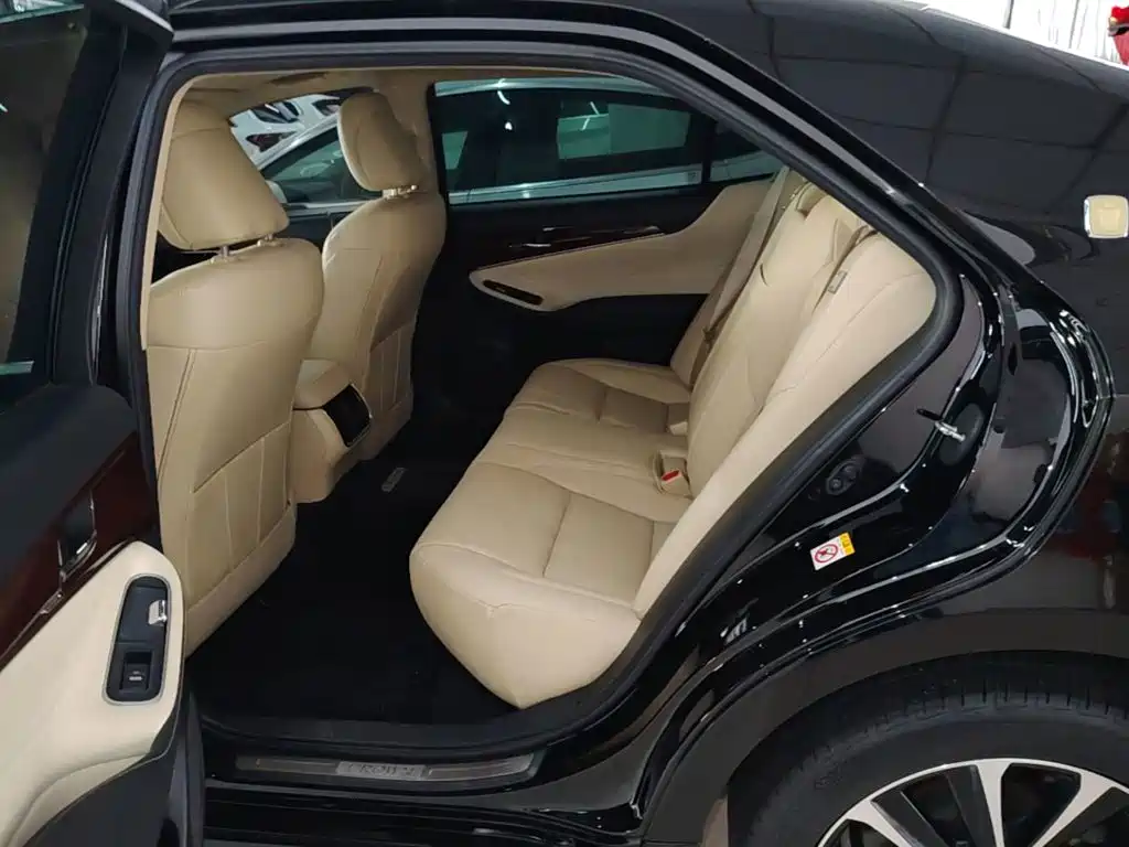 Toyota Crown — миниатюра 17