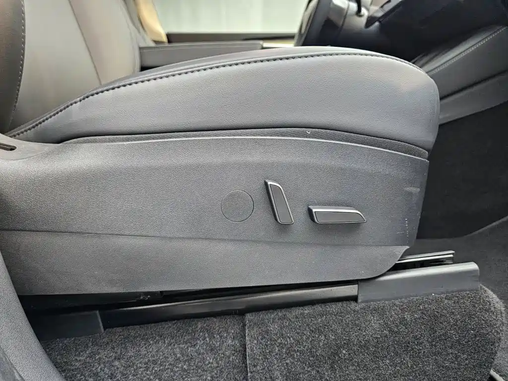 Tesla Model Y — миниатюра 17