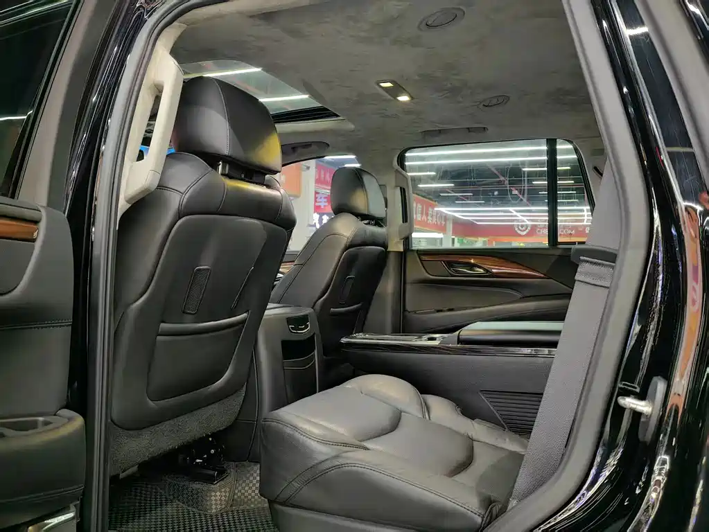 Cadillac Escalade — миниатюра 13