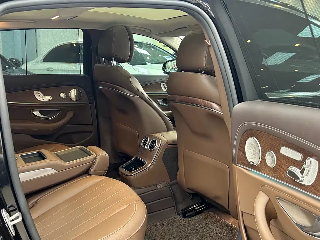 Mercedes-Benz E-Class — миниатюра 11