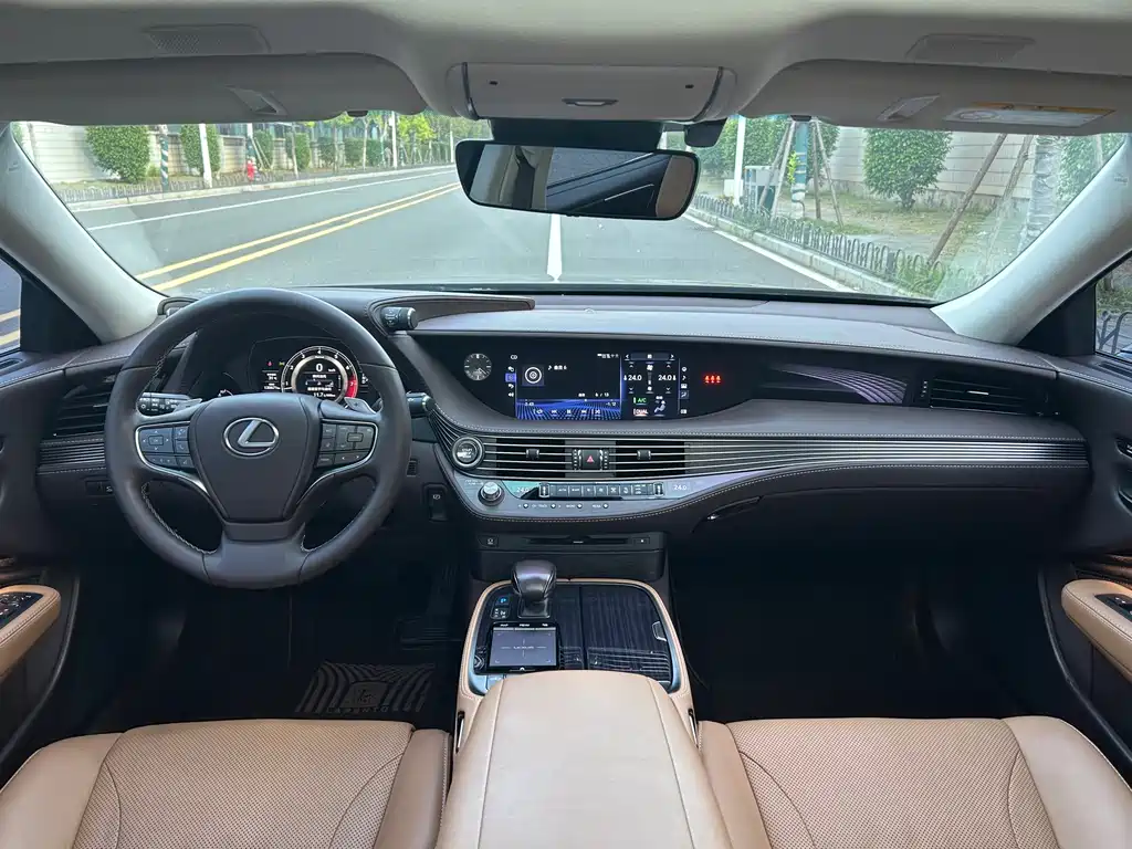 Lexus LS — миниатюра 5
