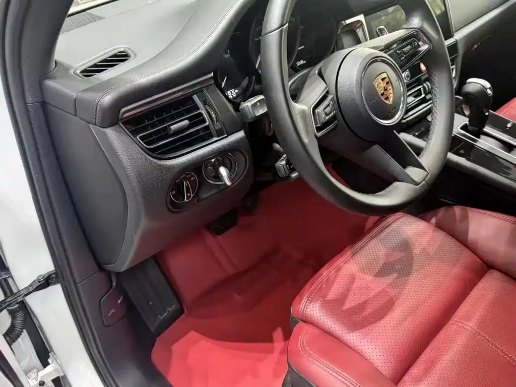 PORSCHE MACAN