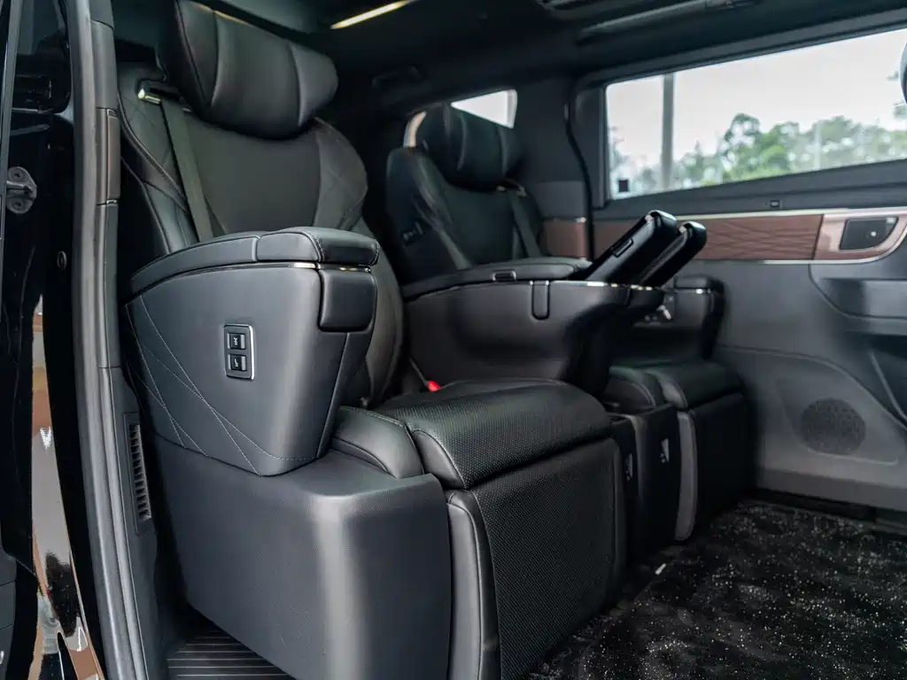 Toyota Alphard — миниатюра 8