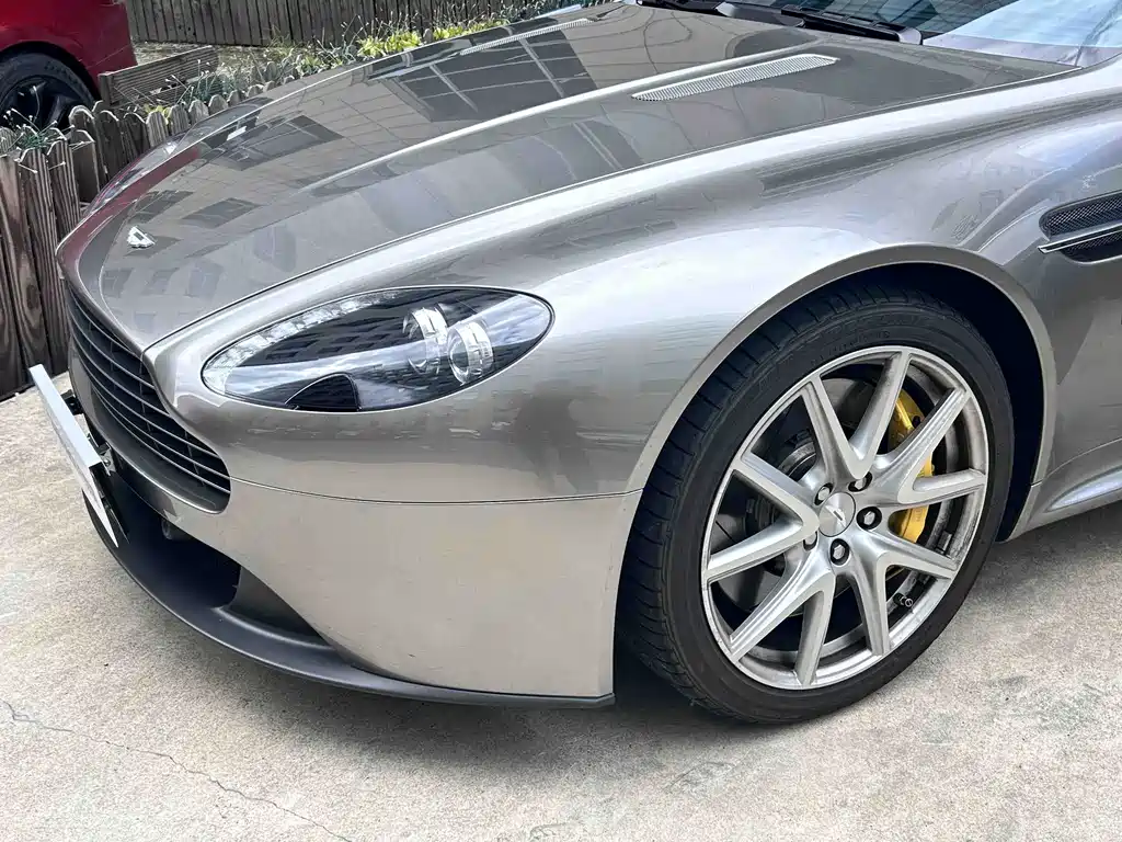 Aston Martin V8 Vantage — миниатюра 3