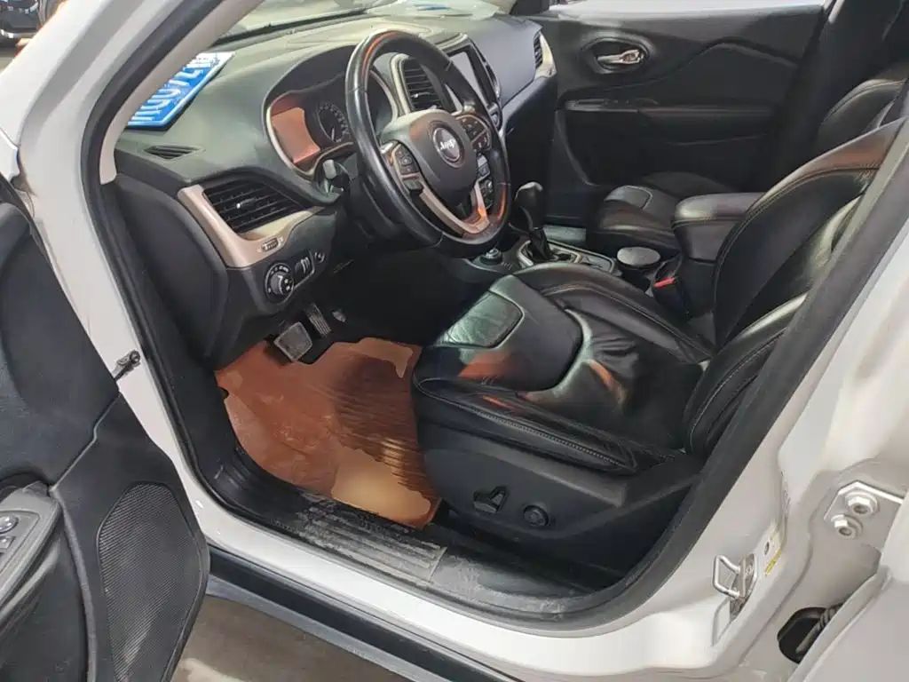 Jeep Cherokee (Import) — миниатюра 15