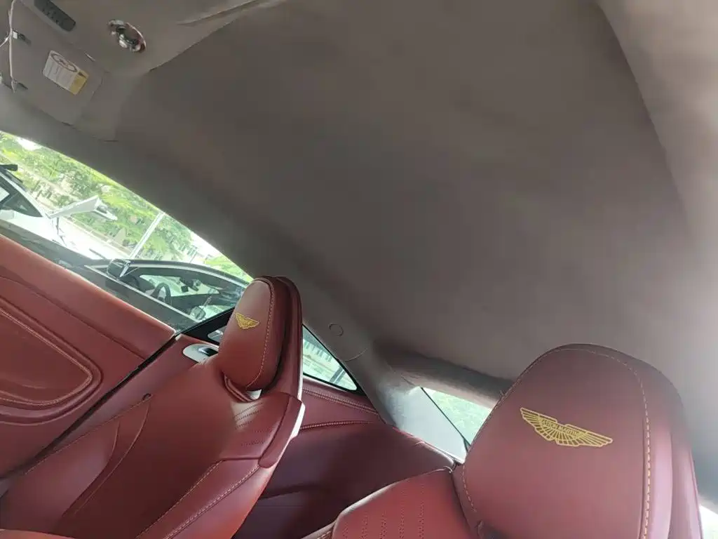 Aston Martin DB11 — миниатюра 7