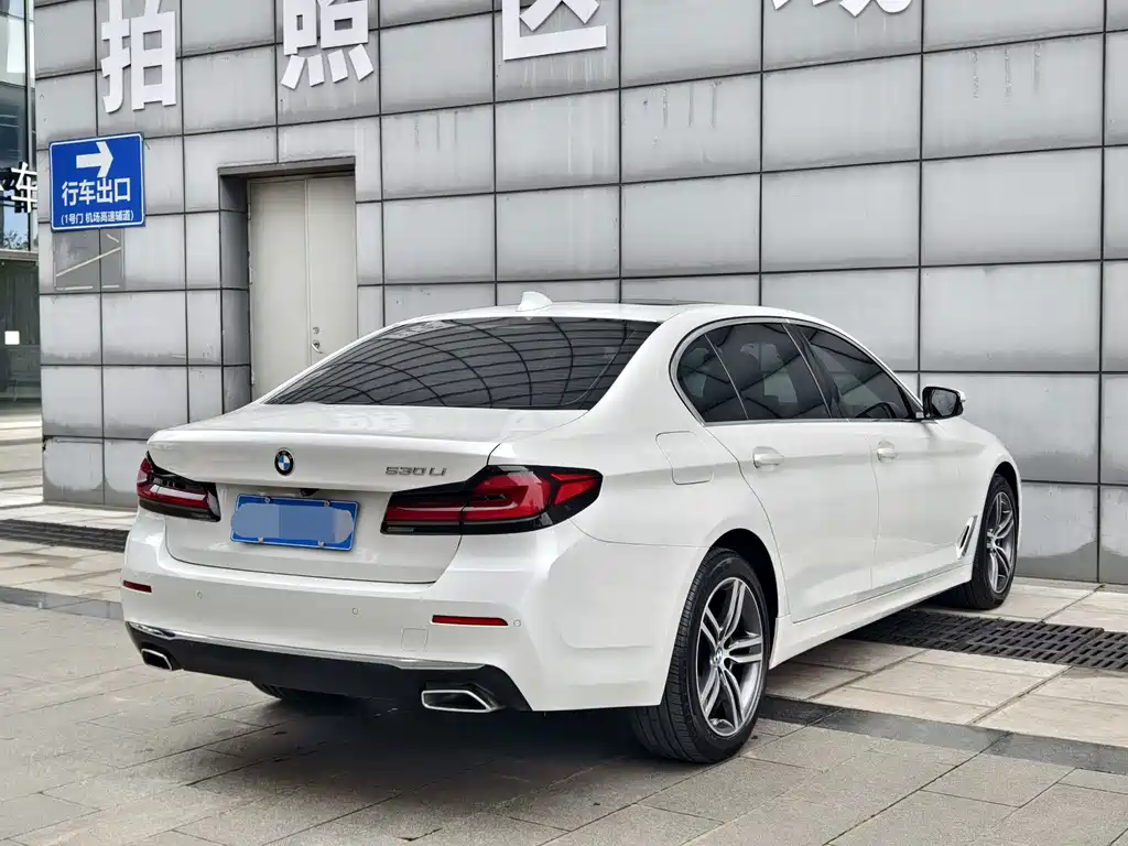 BMW 5 Series — миниатюра 8
