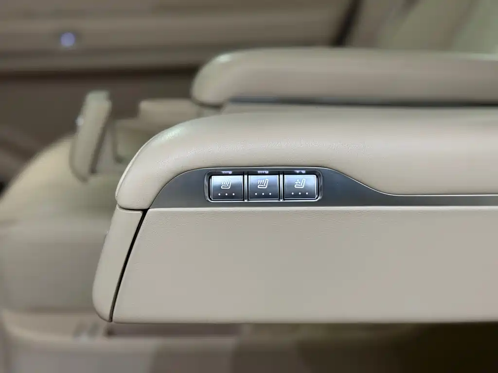 AITO ASK THE WORLD M9