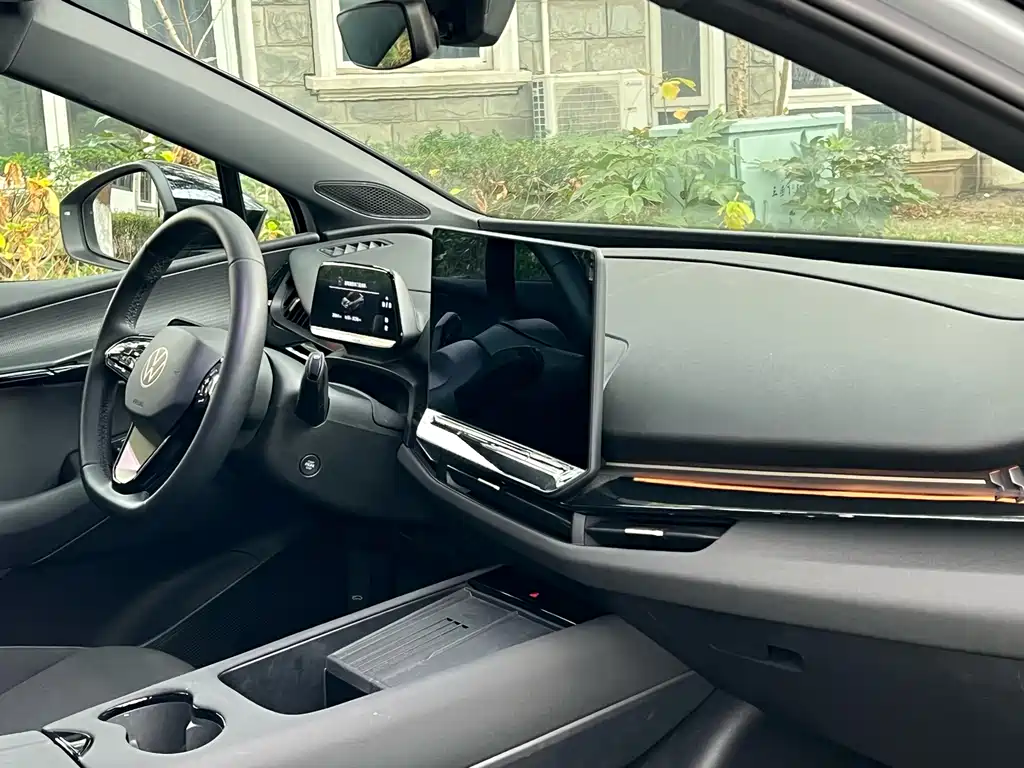 VOLKSWAGEN WITH THE CROWD 06