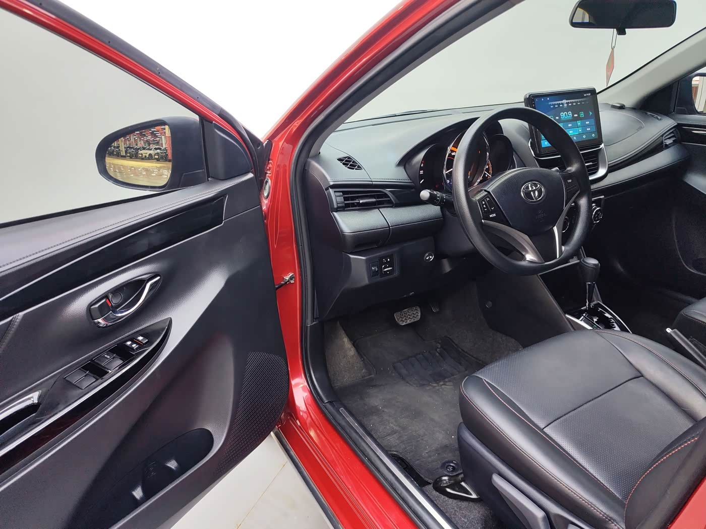 Toyota YARiS L Zhi Xuan 1.5 л 2022 г. красный/фиолетовый, пробег 33100 км