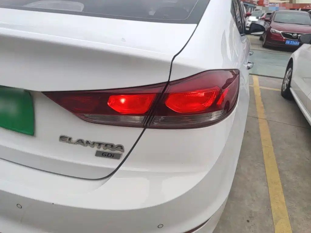 Hyundai Elantra — миниатюра 8