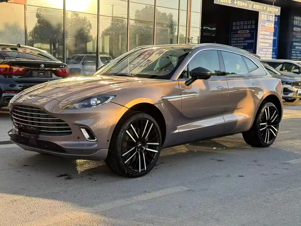 ASTON MARTIN DBX