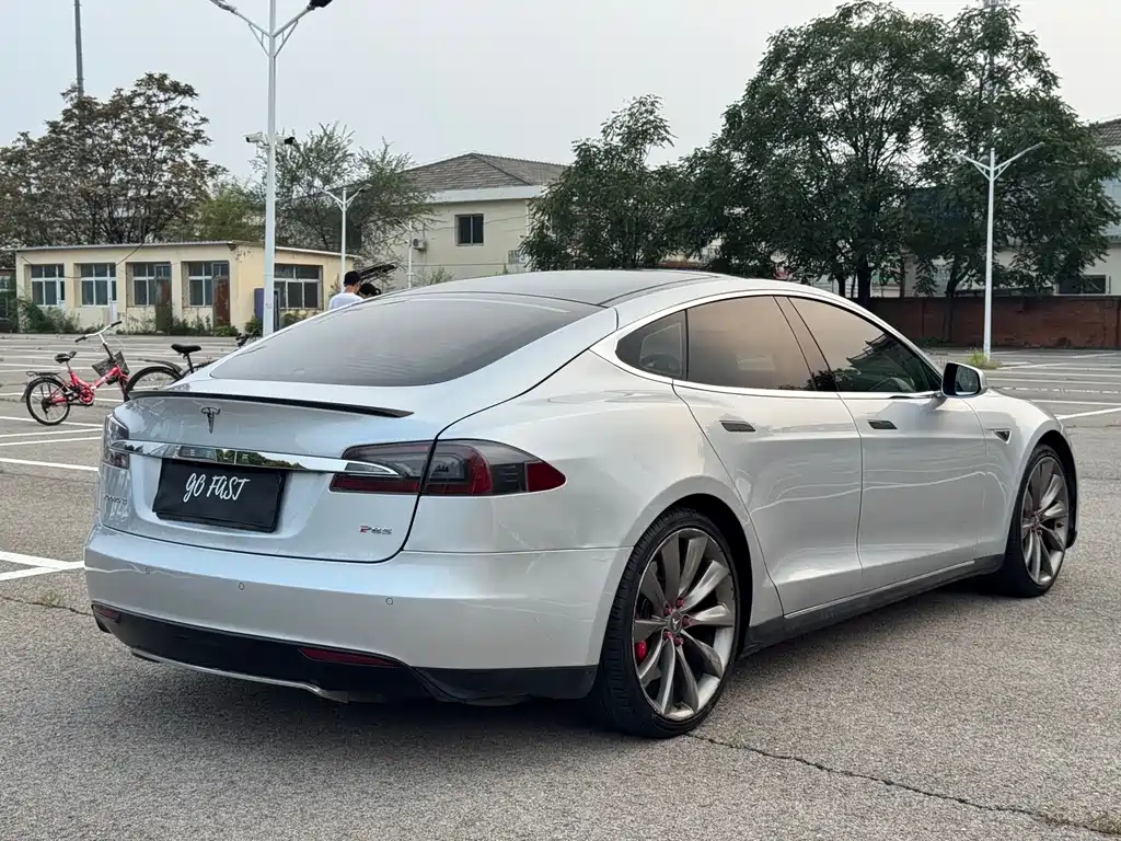 Tesla Model S — миниатюра 5