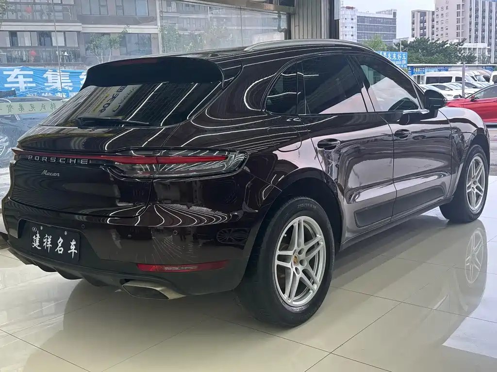PORSCHE MACAN