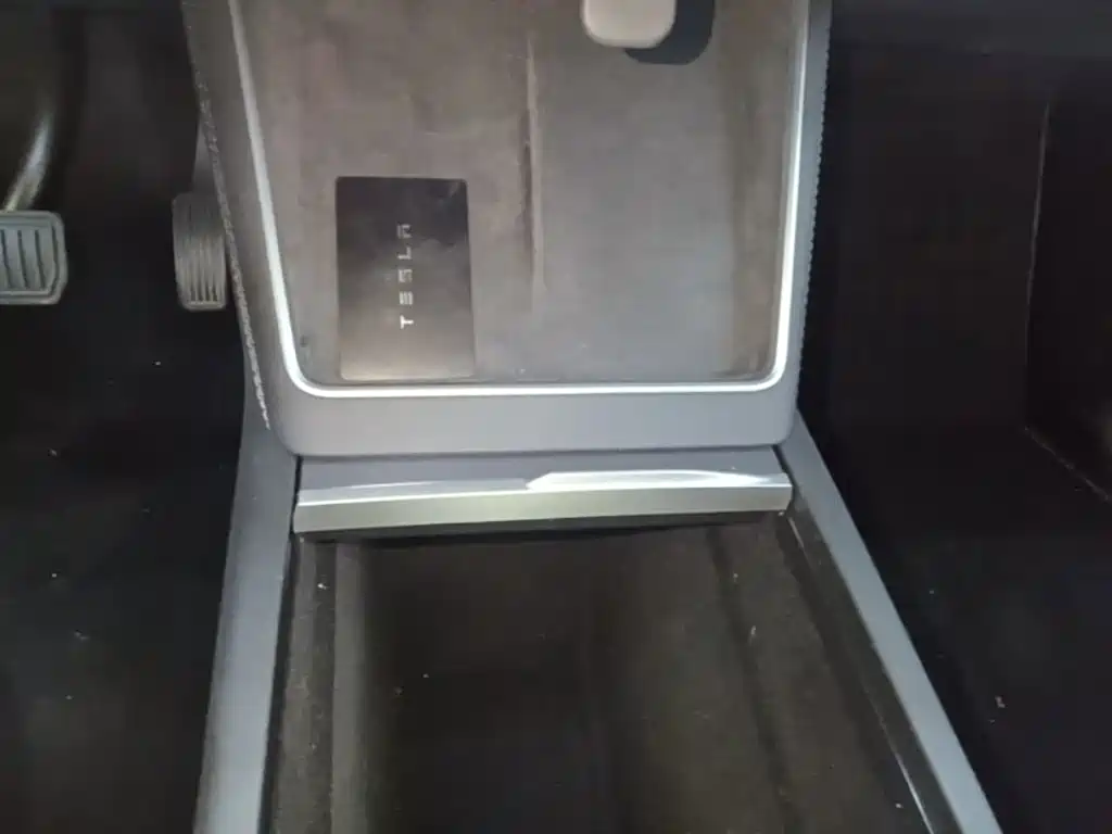Tesla Model Y — миниатюра 14