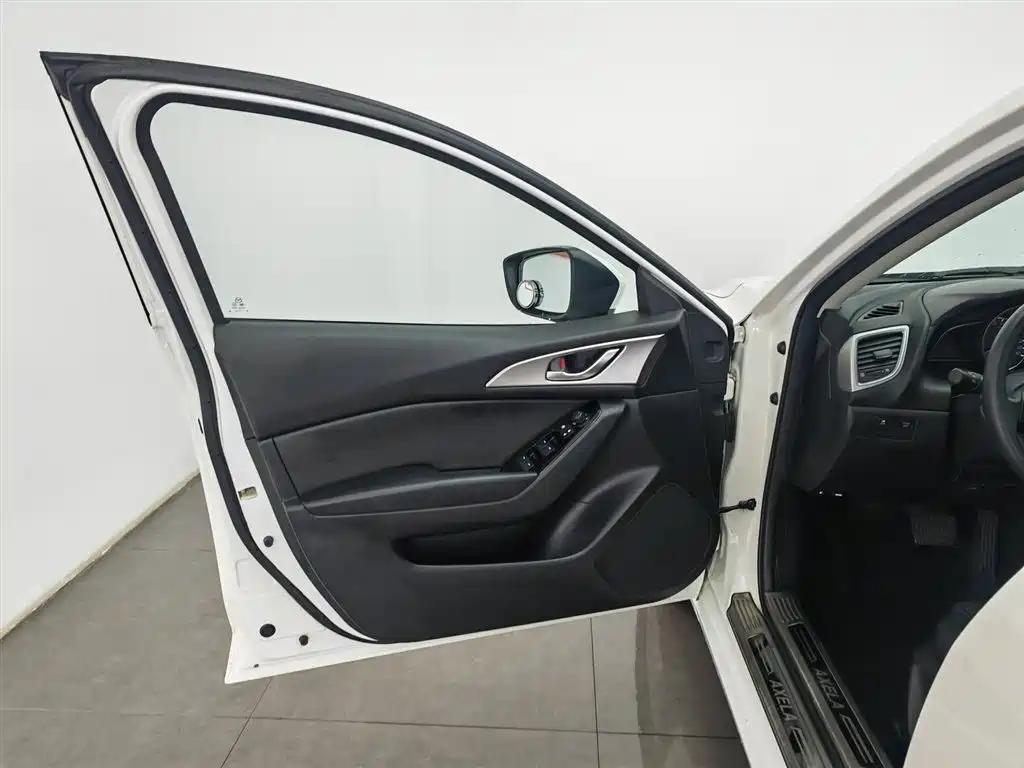 Mazda Mazda3 3 2017 1.5L AT Luxury V
