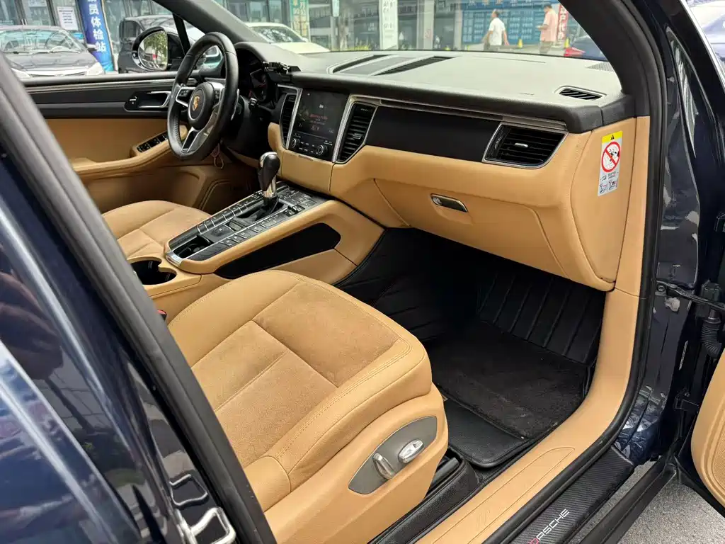 PORSCHE MACAN