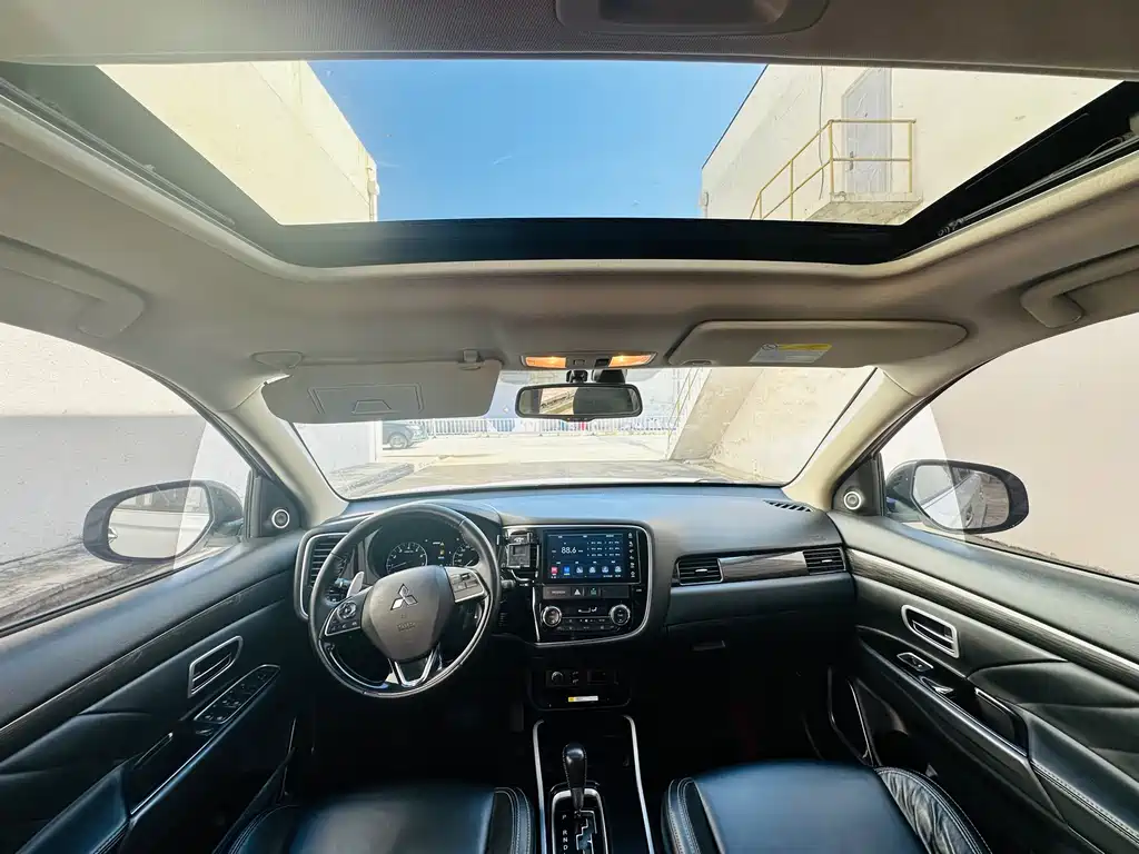 MITSUBISHI OUTLANDER