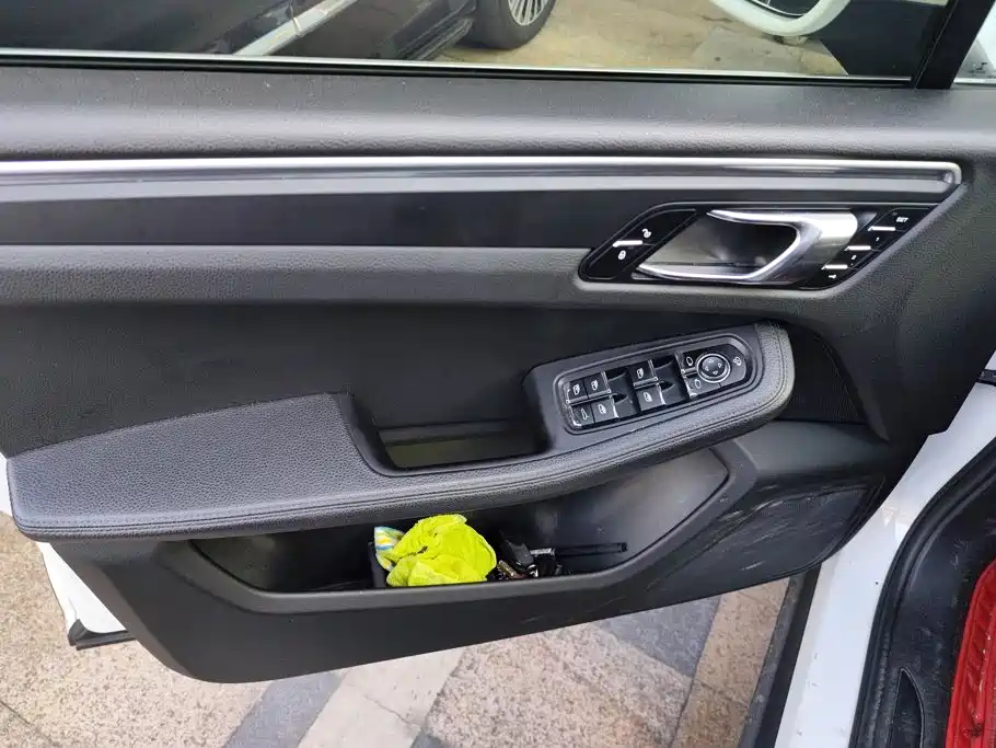 Porsche Macan — миниатюра 7