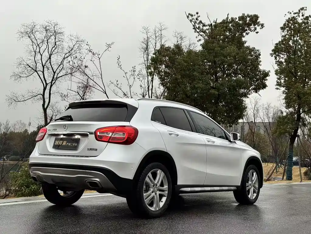MERCEDES-BENZ GLA